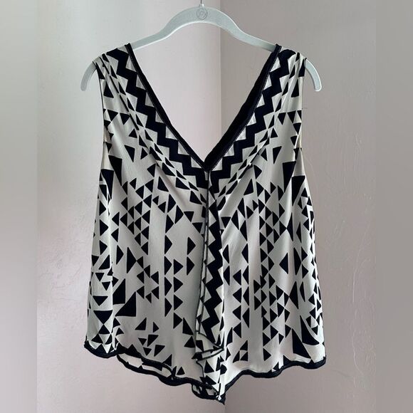 BCBGMAXAZRIA 100% Silk Abstract Black and Cream Geometric V-Neck Tank Blouse M - Picture 1 of 13